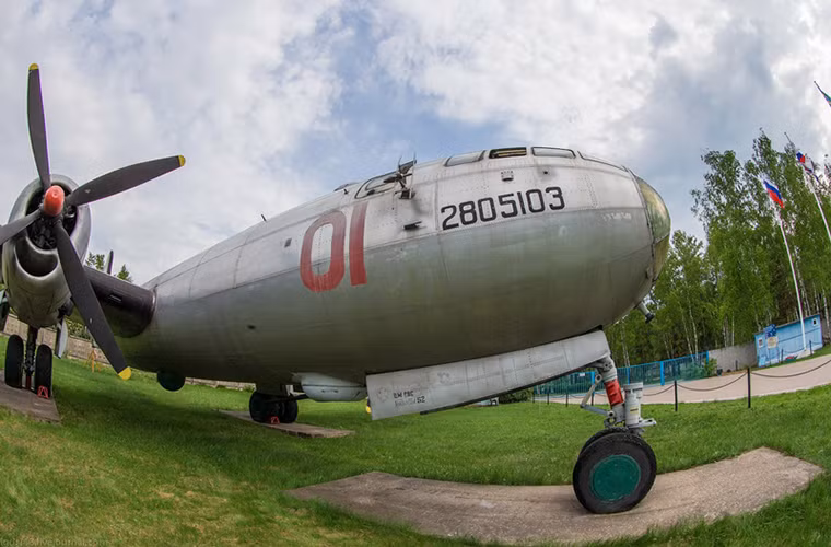 Cận cảnh khoang lái của Tu-4 “2.805.103” nhìn từ bên ngoài.