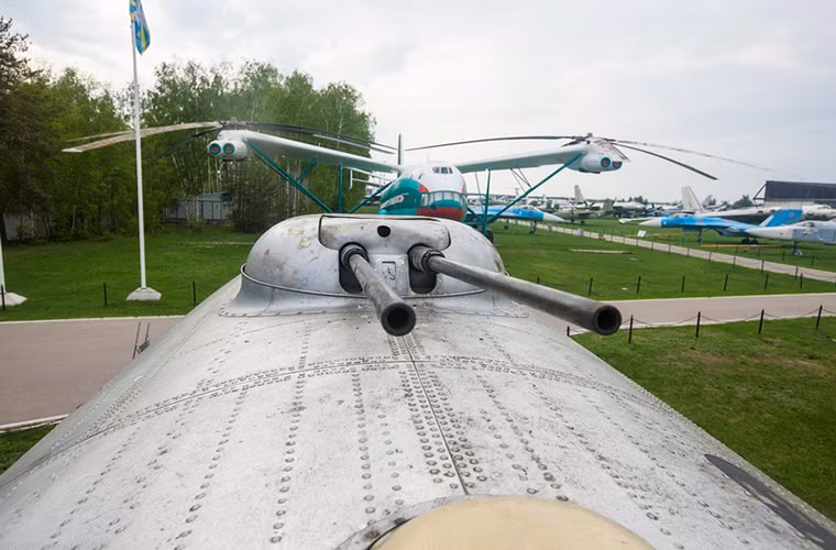 Một tháp pháo khác trên nóc thân máy bay.