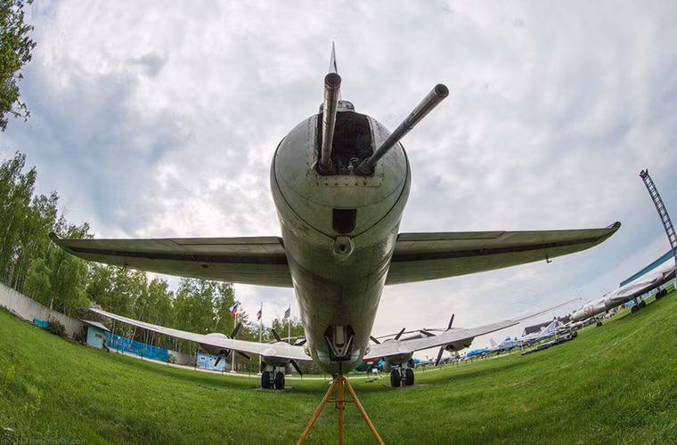 Pháo đôi 23mm ở sau đôi Tu-4, nó có tốc độ bắn lên tới 500 phát/phút.