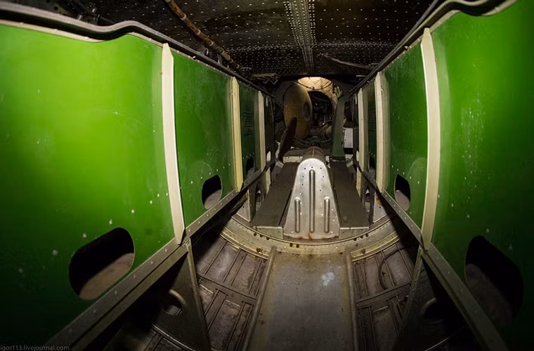 Trong ảnh dãy hành lang dùng để di chuyển giữa các vị trí bên trong Tu-4, không gian bên trong máy bay khá hẹp.