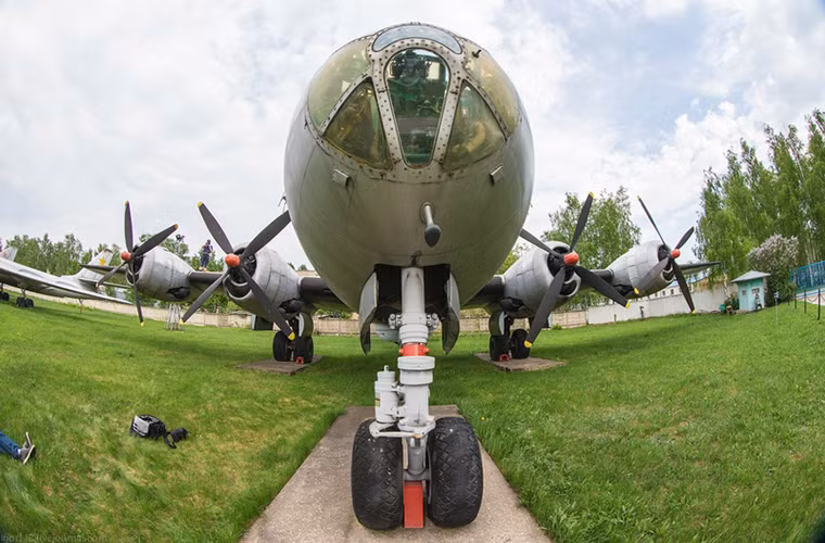 Sở dĩ nói vậy bởi vì thiết kế của Tu-4 gần như giống hoàn toàn mẫu máy bay ném bom chiến lược tầm xa B-29 huyền thoại của Không quân Mỹ. Lưu ý rằng, trong giai đoạn cuối của Chiến tranh Thế giới thứ II, Liên Xô mới bắt đầu phát triển Tu-4 càng dấy lên mối nghi ngờ này, ngoài ra có tới bốn chiếc B-29 của Mỹ rơi vào tay Liên Xô trên Mặt trận Thái Bình Dương trong năm 1944.