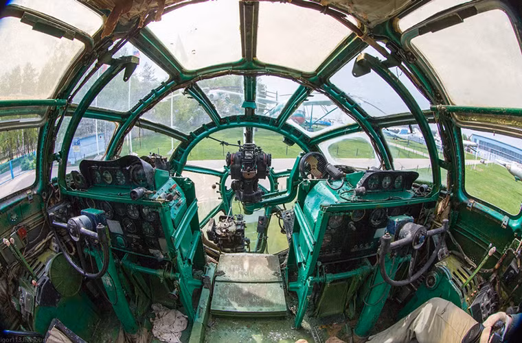 Tupolev Tu-4 có thể được xem là mẫu máy bay ném bom chiến lược đầu tiên Liên Xô trong suốt giai đoạn từ cuối năm 1940 đến giữa những năm 1960. Dù vậy lịch sử phát triển của Tu-4 lại có khá nhiều bí ẩn liên quan đến người Mỹ. Hình ảnh bên trong buồng lái của Tu-4 tại Monino, nó có phi hành đoàn lên tới 11 người.