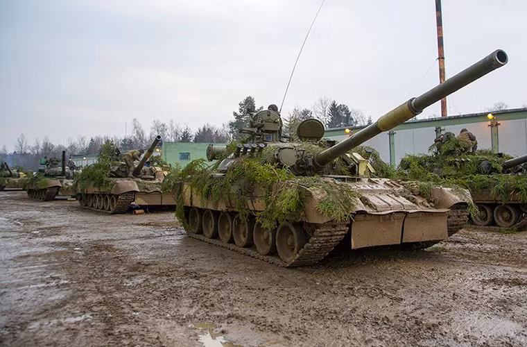 Bộ Quốc phòng Nga vừa cho đăng tải phóng sự ảnh đợt diễn tập bắn đạn thật của Sư đoàn tăng thiết giáp số 4 Kantemirovsky - một trong những sư đoàn cơ giới chủ lực bảo vệ thủ đô Moscow. Đây cũng là một trong hai sư đoàn cơ giới bộ binh duy nhất của Quân đội Nga được trang bị biến thể xe tăng T-80U. Nguồn ảnh: Yevgeny Kel – Bộ Quốc phòng Nga.