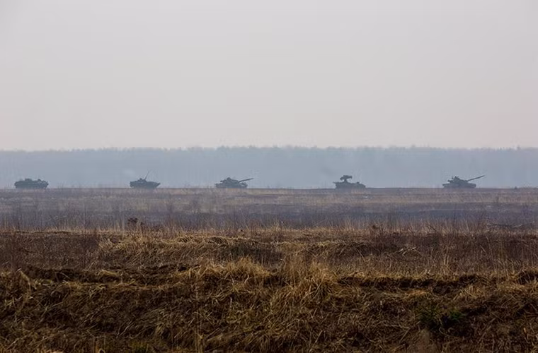 Đội hình tác chiến của một đơn vị cơ giới thuộc Sư đoàn Kantemirovsky với xe tăng T-80U, BMP-2 và có cả tổ hợp tên lửa phòng không tầm ngắn 9K35 Strela-10. Nguồn ảnh: Yevgeny Kel – Bộ Quốc phòng Nga.