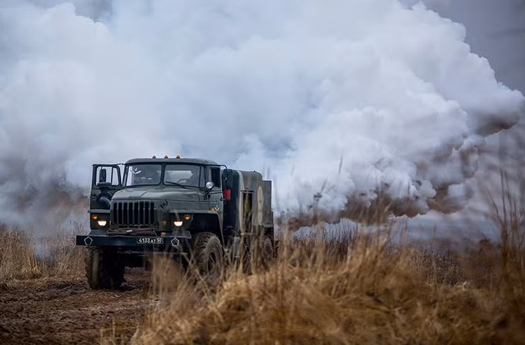 Xe tạo khói ngụy trang tham gia huấn luyện. Nguồn ảnh: Yevgeny Kel – Bộ Quốc phòng Nga.