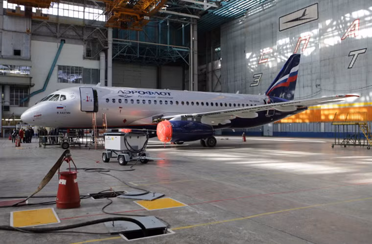 Năm 2006, chính phủ Nga đã đưa ra một quyết định khá táo bạo khi tiến hành hợp nhất tất cả các công ty lẫn cục thiết kế chế tạo máy bay nổi tiếng nhất của Nga đa phần được thành lập từ thời Liên Xô thành một tập đoàn chế tạo máy bay duy nhất với cái tên Tập đoàn máy bay thống nhất (UAC) với số lượng công ty thành viên lên đến con số 30. Trong ảnh là dòng máy bay chở khách thương mại thế hệ mới Sukhoi Superjet 100 do Sukhoi thiết kế, nhưng UAC đứng tên chính.