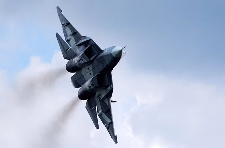 Tập đoàn máy bay thống nhất Nga góp mặt ở hầu hết trong mọi lĩnh vực thuộc ngành công nghiệp hàng không từ phát triển, sản xuất, xuất khẩu, hiện đại hóa, cho đến bảo trì sửa chữa mọi loại máy bay dân dự lẫn quân sự. Hoạt động này do các công ty thành viên của UAC sản xuất cũng như các dòng máy bay do phương Tây chế tạo. Trong ảnh là mẫu máy bay chiến đấu tàng hình thế hệ thứ 5 đầu tiên của Nga Sukhoi T-50 do Sukhoi phát triển.