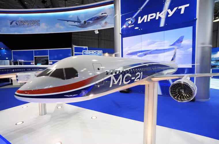 Trong ảnh là mô hình dòng máy bay chở khách thương mại mới của Nga Irkut MC-21 do hai công ty con của UAC phát triển là Irkut Corporation và Yakovlev.