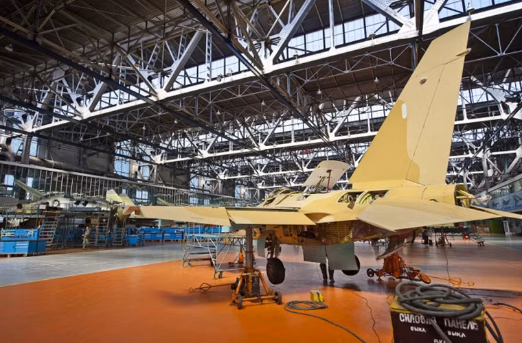 Cận cảnh dây chuyền lắp ráp Yak-130 - dòng máy bay huấn luyện phản lực đa năng hiện đại nhất của UAC hiện nay. Ngoài việc được sử dụng cho mục đích huấn luyện phi công mới nó cũng có thể được chuyển đổi để trở thành máy bay tấn công hạng nhẹ.