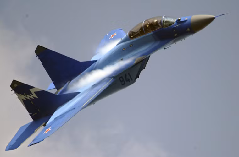 Trong ảnh là một chiếc tiêm kích trên hạm MiG-29K do Tổng công ty chế tạo máy bay MiG phát triển bay trình diễn tại triễn lãm hàng không quốc tế MAKS 2007 do Nga tổ chức.