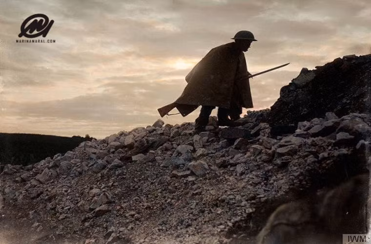 Người lính Anh với áo mưa và súng gắn lưỡi lê trong một trận đánh gần Beaumont Hamel vào tháng 7/1916.