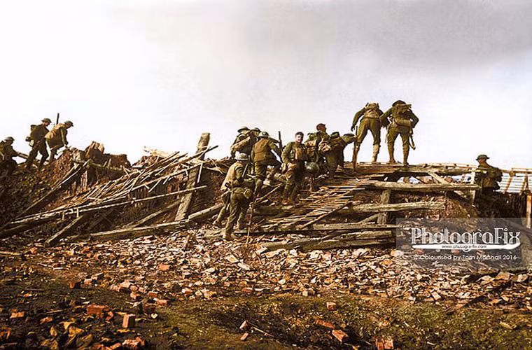 Hình ảnh binh sĩ Anh vượt qua phòng tuyến tiến về Péronne, Somme.