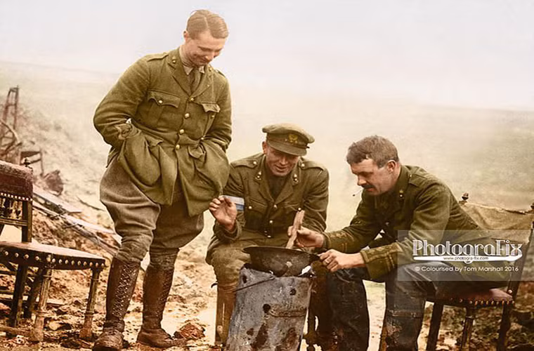 Chỉ riêng trong trận Somme nhiếp ảnh gia của cả hai bên đã chụp hàng ngàn bức ảnh, nhưng War History chỉ chọn ra được 17 bức ảnh có chất lượng ảnh tốt nhất để làm nên phóng sự ảnh này. Trong ảnh là một nhóm sĩ quan Anh nấu ăn bằng chiếc mũ sắt của mình gần vùng Miraumont-le-Grand.