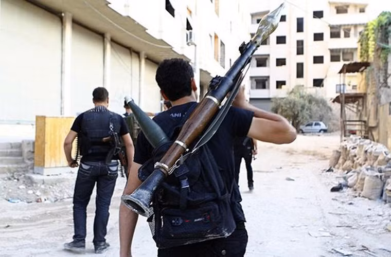 Trong ảnh là một tay súng thuộc quân nổi dậy Syria với khẩu RPG-7 của mình.