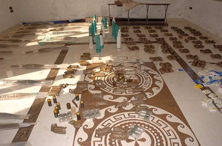 Và đây chỉ một trong hàng trăm chiếc xe tải chở vũ khí tiến vào Syria mỗi ngày dưới nhiều hình thức khác nhau, thậm chí trong số đó có cả những chiếc chở vũ khí cho phiến quân IS.