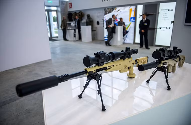 Cả SVK và VSV-338 đều được xem là các ứng cử viên sáng giá thay thế cho dòng súng trường bắn tỉa lỗi thời của Quân đội Nga hiện nay là SVD. Có một điều đặc biệt là các dòng súng bắn tỉa này đều có thể sử dụng các loại 7.62mm khác nhau.