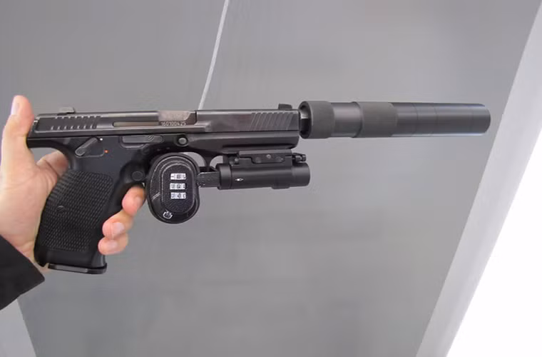 Một trong những mẫu súng ngắn được Kalashnikov giới thiệu tại Army năm nay chính là PL-15 - mẫu súng bán tự động mới của Quân đội Nga. PL-15 sử dụng đạn tiêu chuẩn 9mm với hộp tiếp đạn 15 viên và có trọng lượng dưới 1kg.