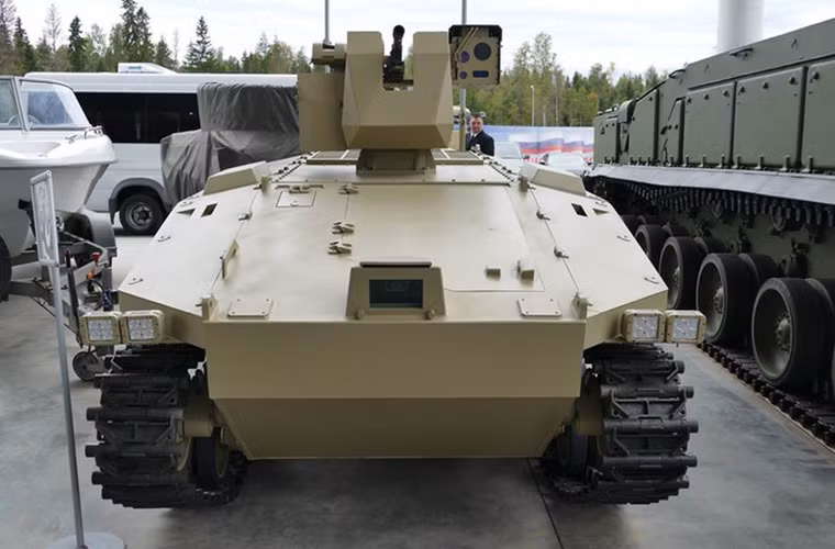 Nằm ở cuối danh sách của Kalashnikov tại Army-2016 là mẫu robot chiến trường Soratnik được đặt trên khung gầm bánh xích hạng nhẹ, được thiết kế để thực hiện các nhiệm vụ như trinh sát hoặc hổ trợ hỏa lực trên chiến trường. Hệ thống vũ khí chính của nó là tổ hợp vũ khí tự động điều khiển từ xa trang bị súng máy 7.62mm hoặc 12.7mm.