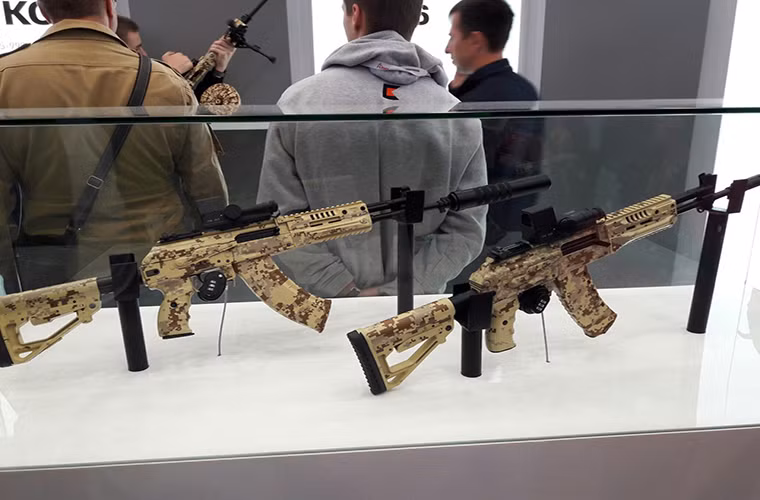 Tuy nhiên, cái tên khiến giới chuyên gia quân sự quan tâm nhất tại gian hàng của Kalashnikov vẫn là biến thể mới của dòng súng trường tấn công AK-12 với sự thay đổi lớn về mặt thiết kế, nó được phát triển tới hai biến thể sử dụng đạn 5.45mm và 7.62mm. Nhìn chung Kalashnikov đang muốn tối ưu hóa AK-12 trước khi đưa nó vào sản xuất hàng loạt theo đơn đặt hàng của Quân đội Nga.