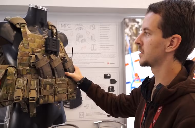 Thậm chí Kalashnikov còn sản xuất cả áo giáp và quân trang đi kèm danh cho binh sĩ trên chiến trường điển hình như bộ giáp dành cho lực lượng đặc nhiệm này.