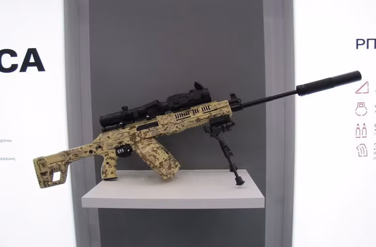 Và tất nhiên cũng phải nói tới mẫu trung liên mới của Kalashnikov là RPK-16. Đây cũng là lần đầu tiên nó được giới thiệu trước công chúng. RPK-16 cũng sử dụng đạn 5.45mm với thiết kế hiện đại hỗ trợ gắn thêm các thiết bị khác nhau, nó có trọng lượng khoảng 6kg, dài tối đa 1,076mm và báng súng của nó cũng có thể gấp lại được.