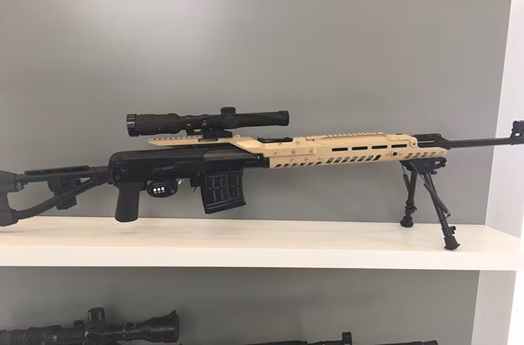 Trong ảnh là một biến thể cải tiến của súng trường bắn tỉa SVDM được Kalashnikov giới thiệu tại Army-2016.
