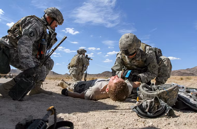 Và lực lượng lính dù đóng vai trò hết sức quan trọng trong các đơn vị phản ứng nhanh toàn cầu của Mỹ, khi lực lượng này có thể cơ động di chuyển nhanh hoặc được triển khai ở bất kỳ đầu. Trong ảnh là một nhóm lính dù Mỹ sơ cứu đồng đội bị thương sau khi tiếp đất.