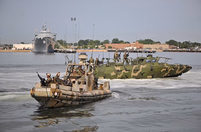 Tàu tuần tra tấn công nhanh CB90 có lượng giãn nước tối đa khi đầy tải là 20.5 tấn với chiều dài gần 16m. Nó có thể chở theo tối đa 21 lính thủy đánh bộ cùng 3 thủy thủ đoàn.