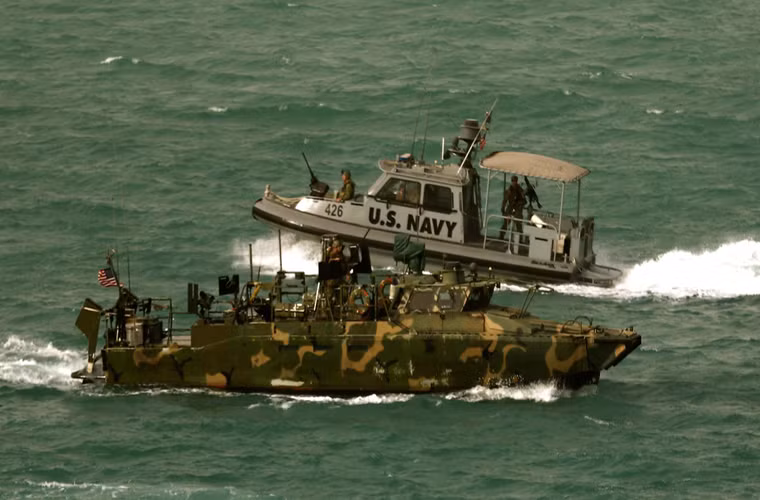 Dù được Hải quân Mỹ đưa vào trang bị từ khá lâu nhưng thông số về biên đội tàu CB90 của Hải quân Mỹ vẫn còn khá hạn chế, bên cạnh đó mẫu tàu tuần tra cao tốc tấn công nhanh này còn được Mỹ gọi là tàu tuần tra trên sông.