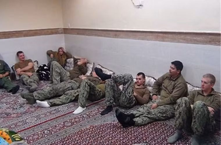 Một nguồn tin từ Bộ Quốc phòng Mỹ cho biết, cả hai tàu tuần tra Mỹ mất liên lạc từ chiều 12/1 khi đang thực hiện nhiệm vụ huấn luyện thường xuyên trên biển và trên hành trình từ Kuwait đến Bahrain. Một trong hai chiếc tàu đã bị mắc cạn do gặp sự cố kỹ thuật. Hình ảnh các thủy thủ Mỹ đang bị Iran tạm giữ do phía Iran công bố.