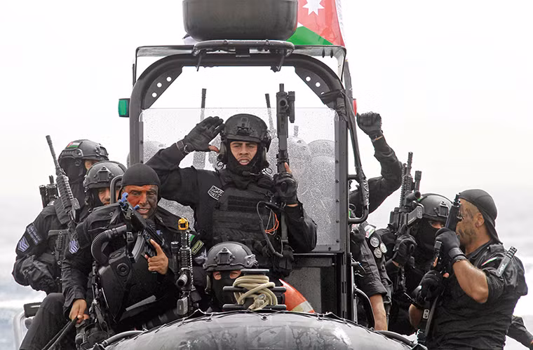 Trong ảnh là một đơn vị đặc nhiệm Jordan trong tình huống chống khủng bố trên biển tại Eager Lion-2014.