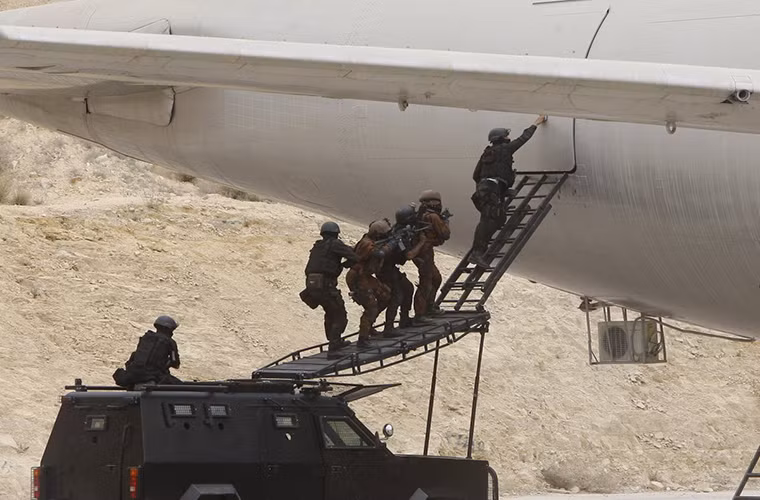 Hình ảnh đặc nhiệm Jordan phối hợp với lực lượng đặc biệt của Mỹ trong tình huống giả định chiếm lại quyền kiểm soát máy bay bị không tặc chiếm giữ trong đợt tập trận Eager Lion vào năm 2012.