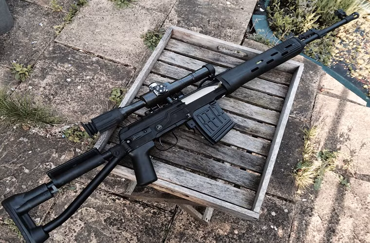 Súng trường bắn tỉa SVD được đưa vào trang bị từ đầu những năm 1960 trong Quân đội Liên Xô và khá phổ biến tại các nước Xã hội Chủ nghĩa. Trong ảnh là biến thể rút ngắn của SVD là SVDS với chiều dài chỉ 815mm.