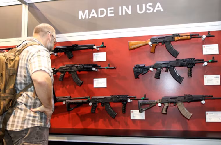 Các biện pháp cấm vận của Phương Tây trong đó có Mỹ dường như không làm khó được Kalashnikov tại bất cứ thị trường nào, một phần do sức hút của những khẩu AK quá lớn và các công ty sản xuất vũ khí của Phương Tây sẵn sàng bắt tay với Kalashnikov để thực hiện các hợp đồng lách luật đối với vũ khí do Nga sản xuất hoặc được nội địa hóa tại chính nước sở tại.