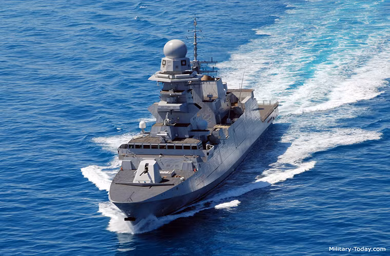 Hệ thống vũ khí trên Carlo Bergamini có phần nhỉnh hơn Aquitaine với tên lửa phòng không trên hạm Aster-15 và Aster-30, tên lửa chống hạm OTOMAT, tên lửa chống ngầm MILAS và ngư lôi hạng nhẹ MU90 Impact. Tuy nhiên Carlo Bergamini lại không được trang bị tên lửa hành trình tấn công mặt đất như Aquitaine khiến việc lựa chọn mục tiêu của nó cũng bị hạn chế đáng kể.