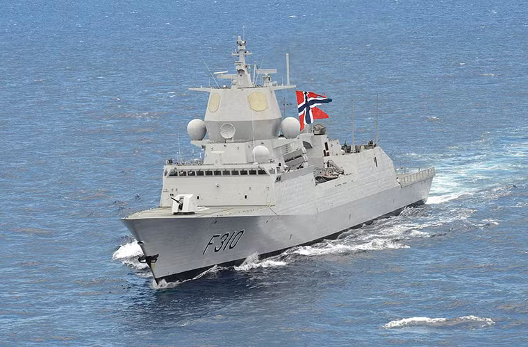 Kho vũ khí trên Fridtjof Nansen bị cắt giảm khá nhiều so với Alvaro de Bazan, nó chỉ được trang bị tên lửa phòng không trên hạm RIM-162 ESSM, tên lửa chống hạm Kongsberg NSM và tên lửa hành trình tấn công mặt đất không rõ chủng loại. Vũ khí chống ngầm của nó cũng khá hạn chế với ngư lôi chống ngầm Sting Ray.