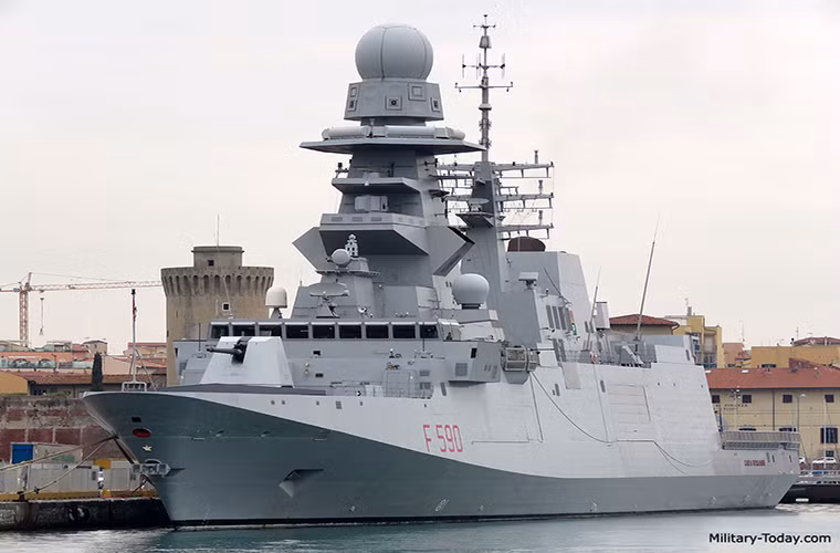 Ở vị trí thứ 6 trong bảng xếp hạng của Military-Today là đại diện đến từ Italia - mẫu tàu hộ vệ lớp Carlo Bergamini vốn cũng là người anh em với thiết kế Aquitaine của Pháp. Cả hai lớp tàu chiến này đều được xây dựng dựa trên chương trình hợp tác phát triển tàu hộ vệ đa năng giữa Pháp và Italia.