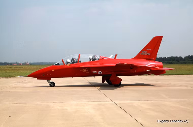 Thực hiện chuyến bay đầu tiên của mình vào 25/12 năm ngoái, máy bay cánh ngược SR-10 là một trong những dòng máy bay phản lực hiếm hoi được được một công ty hàng không tư nhân Nga phát triển cụ thể hơn ở đây là Văn phòng thiết kế KB SAT. Và ngay từ khi xuất hiện SR-10 đã dành được sự quan tâm đặc biệt từ Không quân Nga.