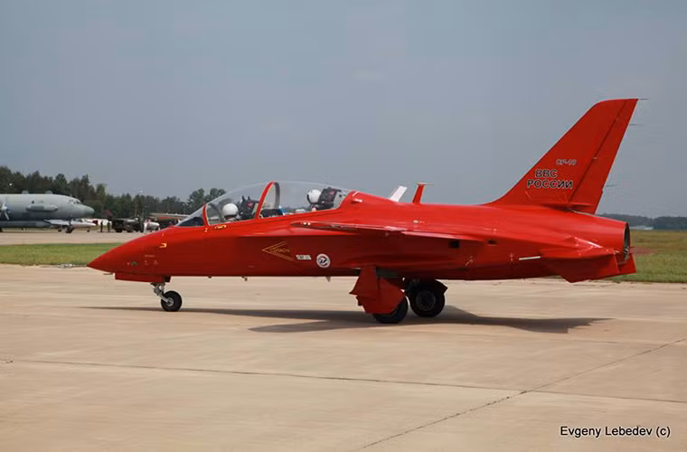 SR-10 được KB SAT phát triển dành cho nhiệm huấn luyện và đào tạo phi công cho các dòng máy bay chiến đấu có trong biên chế của Nga hiện tại, về cơ bản nhiệm vụ của nó tương tự như những chiếc Yak-130. Tuy nhiên điều tạo nên sự đặc biệt của SR-10 chính là thiết kế cánh ngược của nó.