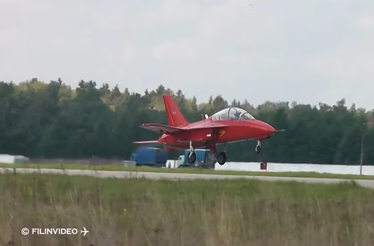 Trọng lượng cất cánh tối đa của SR-10 là 3.1 tấn với thiết kế buồng lái hai chỗ ngồi chuyên dành cho hoạt động huấn luyện.