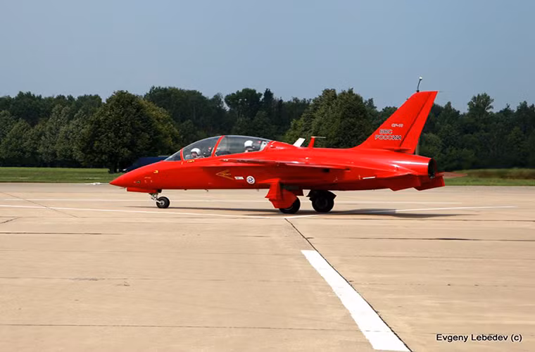 Với thiết kế cánh ngược và chỉ được trang bị một động cơ phản lực nhưng SR-10 lại có khả năng cơ động rất lớn khi bay trên không và nó có thể thực hiện các động tác bay phức tạp tương tự các dòng máy bay chiến đấu thế hệ thứ 4 và cả 4+ như Su-27, Su-35 hay MiG-29.