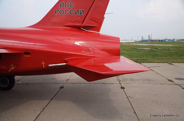 Theo KB SAT, toàn bộ phần thân của máy bay cánh ngược SR-10 được làm bằng vật liệu composite giúp máy bay có trọng lượng nhẹ hơn nhưng vẫn không gây ảnh hưởng đến độ bền của phần khung thân.