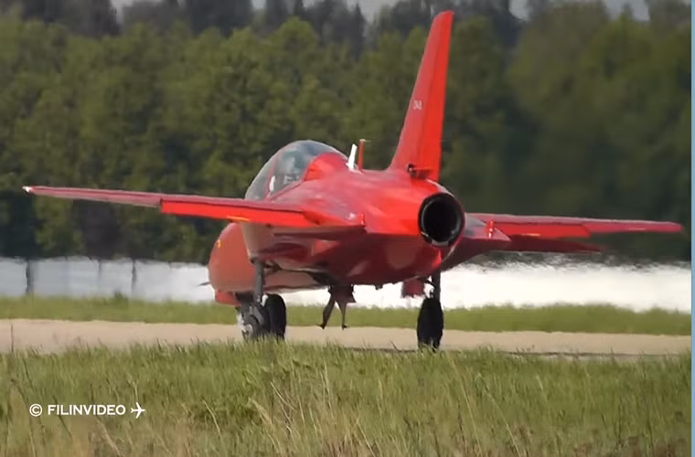 Về hệ thống động cơ phản lực, SR-10 được trang bị mẫu động cơ Ivchenko AI-25 khá lỗi thời nếu so với Yak-130 nhưng hiệu suất hoạt động của nó trên SR-10 cũng không quá tệ. SR-10 có tốc độ bay tối đa từ 800-900km/h với tầm hoạt động có thể lên đến 1.500km.