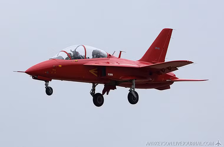 Một trong những lý do nữa khiến SR-10 trở nên hấp dẫn hơn so với Yak-130 và Yak-152 là giá thành của nó ở mức khá thấp chắc chắn sẽ rẻ hơn nhiều so với Yak-130, và đây là điều Không quân Nga cần bởi chi phí thay thế toàn bộ phi đội máy bay huấn luyện phản lực L-39 sẽ không hề nhỏ và không thể hoàn toàn dựa vào Yak-130.