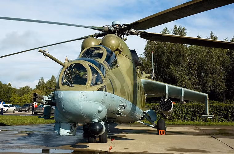 Theo tạp chí quân sự Jane’s đưa tin cho hay, Tổng công ty trực thăng Nga (Russian Helicopters) đã chính thức ký kết hợp đồng đại tu và sửa chữa bốn trực thăng tấn công Mi-35P cho Không quân Myanmar. Trong số đó chỉ có duy nhất một chiếc Mi-35P được sửa chữa tại nhà máy bảo dưỡng máy bay ở Saint Petersburg, Nga và số còn lại được thực hiện tại Myanmar.