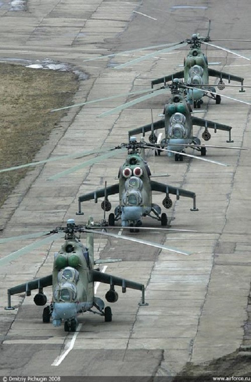 Tất nhiên không thể không kể đến khả năng vận tải của Mi-24P về cơ bản nó có thể chở theo tối đa 8 binh sĩ cùng 3 thành viên phi hành đoàn hoặc 2.4 tấn hàng hóa, cửa ra vào khoang chở quân của Mi-24P cũng có thể được trang bị súng máy.