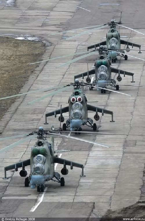 Tất nhiên không thể không kể đến khả năng vận tải của Mi-24P về cơ bản nó có thể chở theo tối đa 8 binh sĩ cùng 3 thành viên phi hành đoàn hoặc 2.4 tấn hàng hóa, cửa ra vào khoang chở quân của Mi-24P cũng có thể được trang bị súng máy.