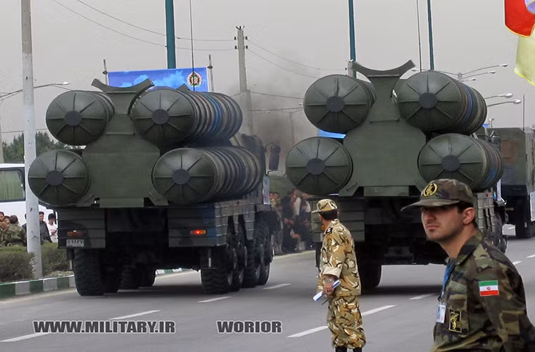 Dù giới thiệu rầm rộ các thành phần chiến đấu của S-300PMU2 trong lễ duyệt binh hôm 17/4 nhưng hiện tại Iran vẫn chưa sẵn sàng triển khai tổ hợp phòng không này và nhiều khả năng phía Nga vẫn chưa hoàn tất việc chuyển giao đơn vị S-300PMU2 đầu tiên cho Iran.