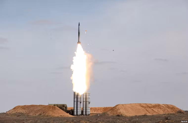 Đến tháng 4/2015, Nga và Iran bắt đầu nối lại chương trình đàm phán chuyển giao S-300 sau khi có những bước thay đổi đáng kể trong chương trình phát triển hạt nhân của Tehran. Và theo dự kiến hợp đồng S-300 của Iran trước đây sẽ được Nga hoàn tất trong năm 2016.