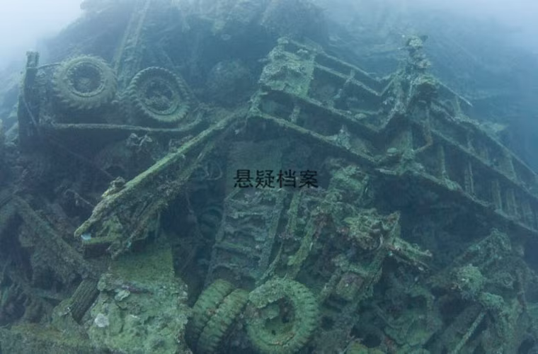 Thật vậy, tại thời điểm đó, dân bản địa Vanuatu nhìn những trang thiết bị quý giá này bị ném xuống biển, họ đều cho rằng người Mỹ bị “điên”.